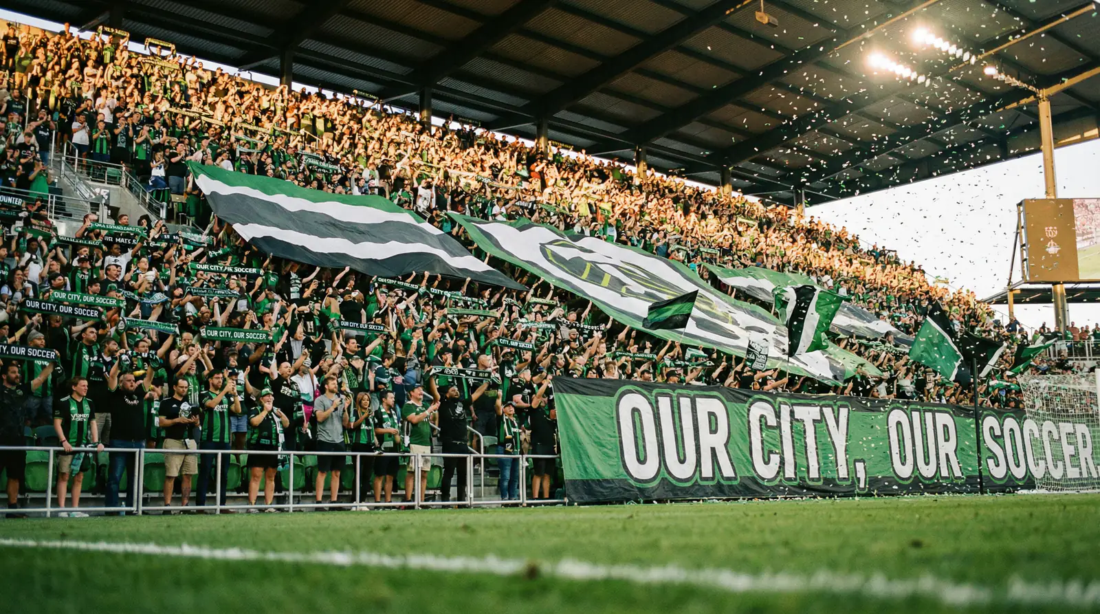 Gradas llenas en un estadio de la MLS con aficionados animando durante un partido de temporada regular