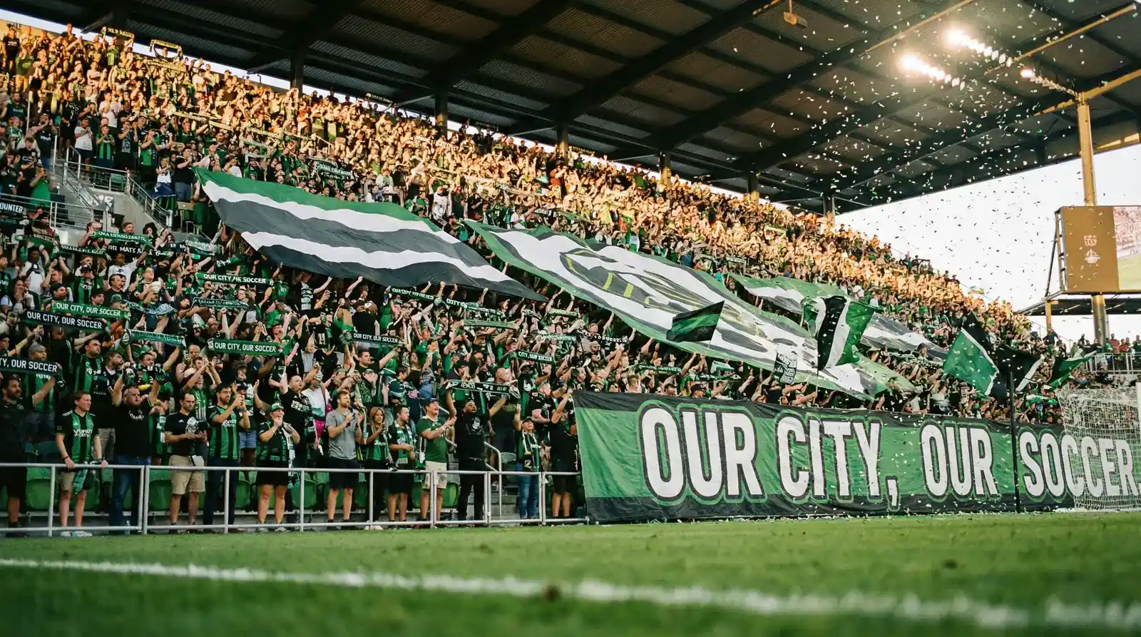 Gradas llenas en un estadio de la MLS con aficionados animando durante un partido de temporada regular